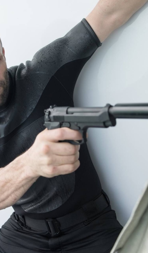 Стетхем с пистолетом в фильме Механик Воскрешение 