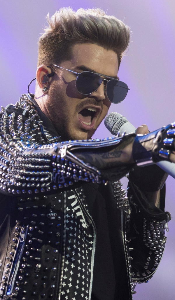 Американский певец Адам Ламберт на сцене с микрофоном