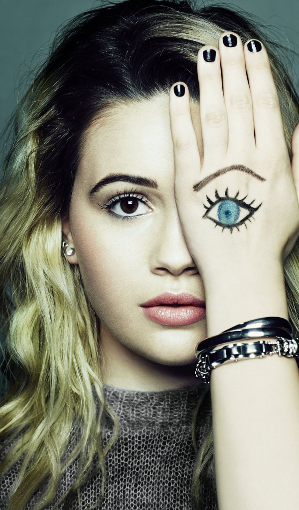 Американская певица Беа Миллер с рисунком на руке