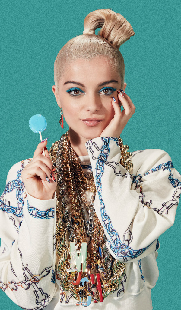 Американская певица Биби Рекса с леденцом в руках на зеленом фоне