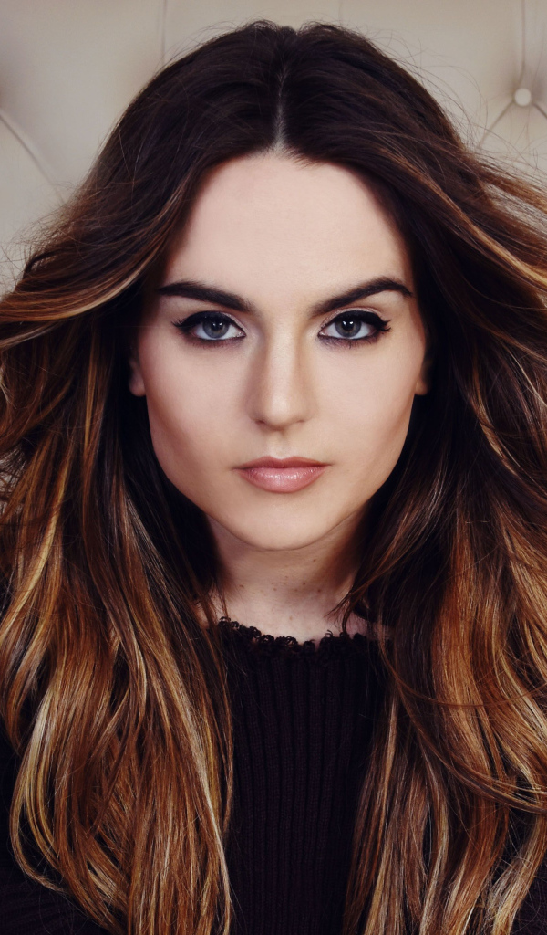 Американская певица Джоджо с длинными волосами