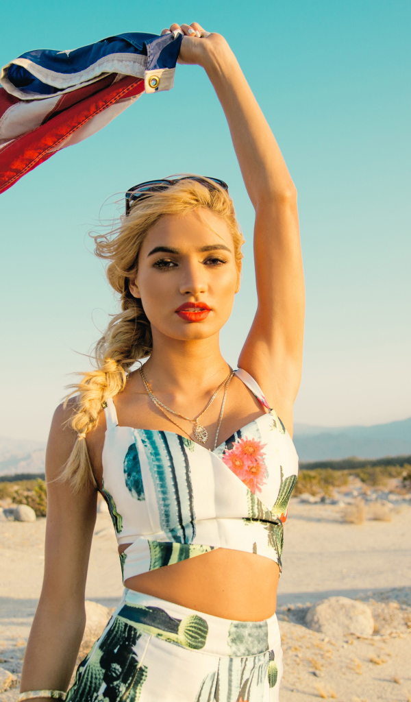 Американская певица блондинка Пиа Миа