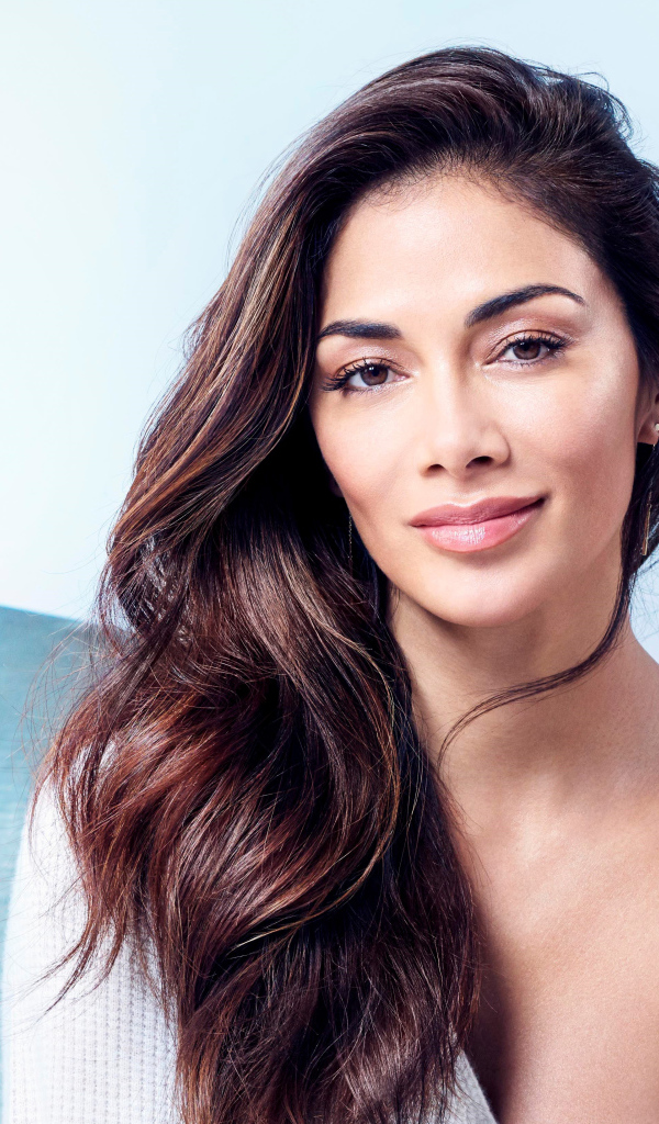 Американская певица брюнетка Николь Шерзингер