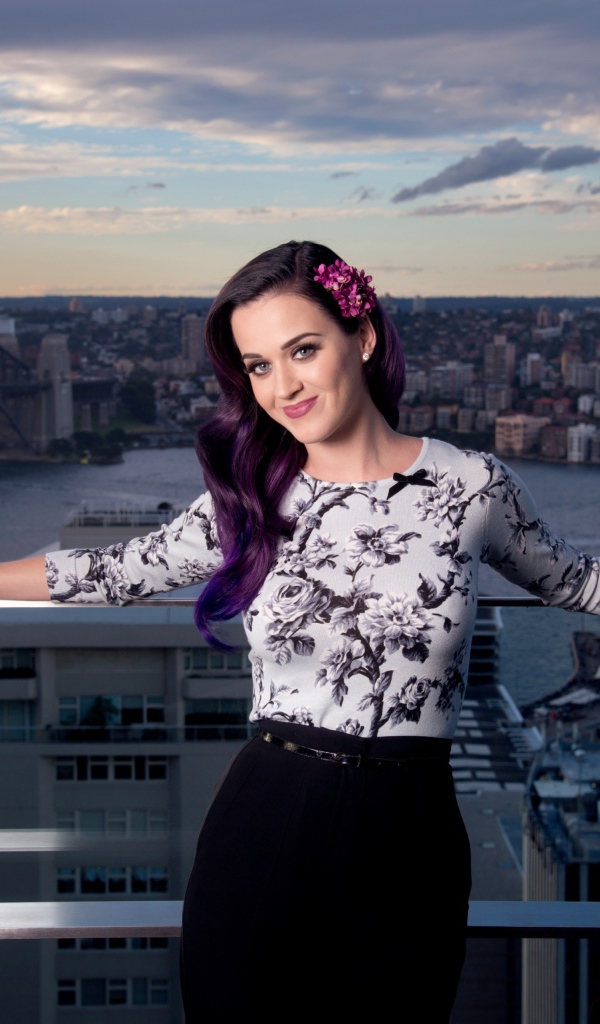 Красива американская певица Кэти Перри на фоне города