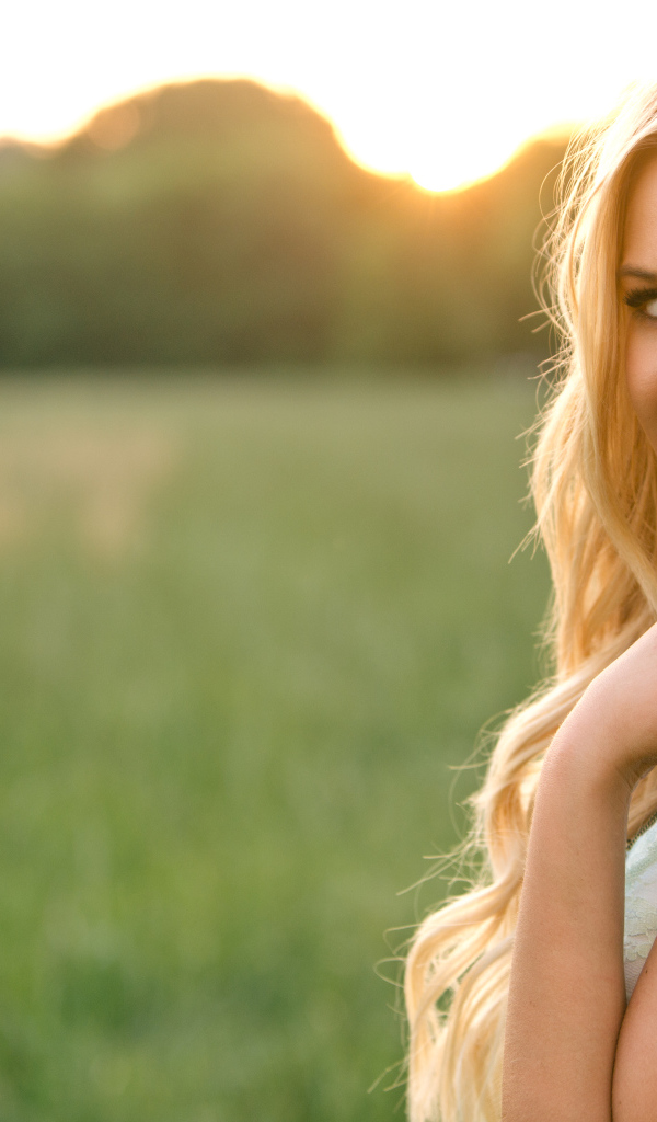 Красивая блондинка певица  Келси Баллерини 