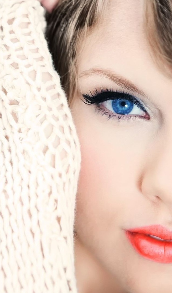 Красивая голубоглазая девушка певица Тейлор Свифт