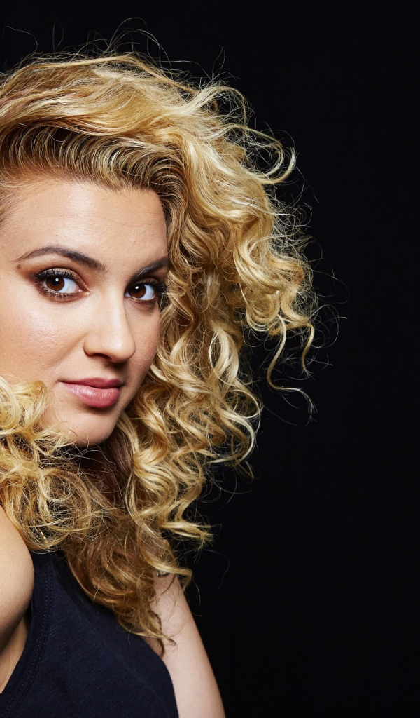 Красивая девушка американская певица Тори Келли