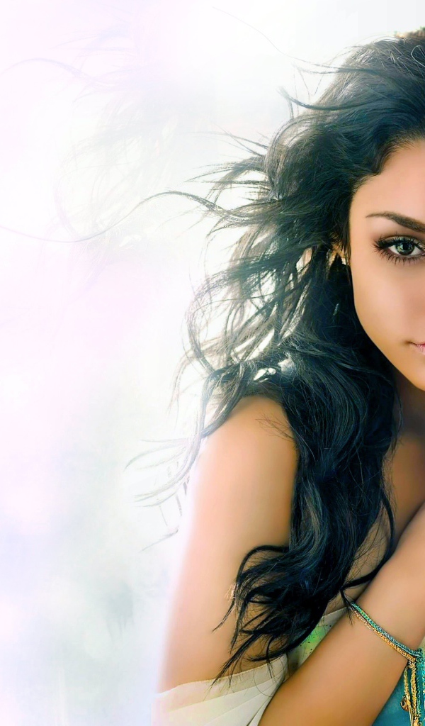 Красивая девушка певица Ванесса Хадженс 