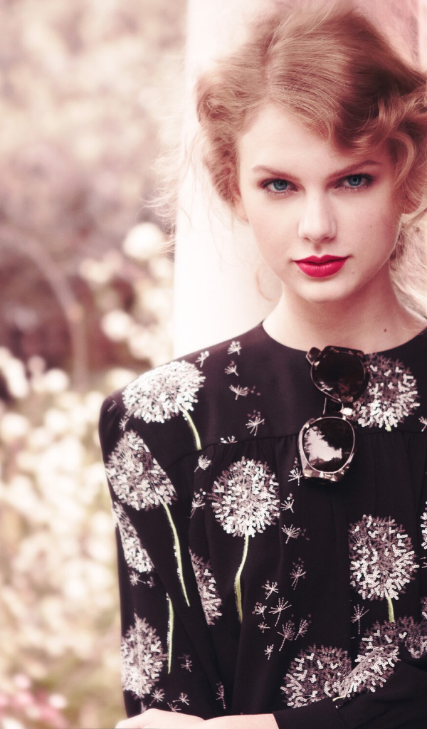 Красивая рыжеволосая певица Тейлор Свифт 