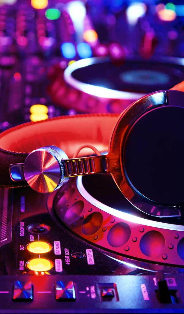 Диджейский пульт и красные наушники 