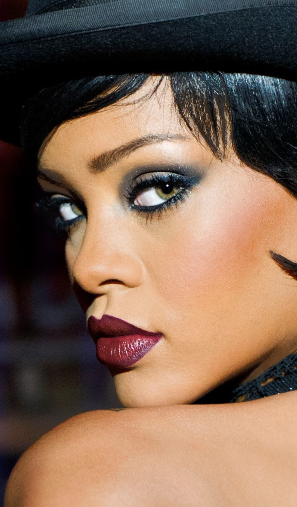Знаменитая певица Рианна с ярким макияжем в черной шляпе