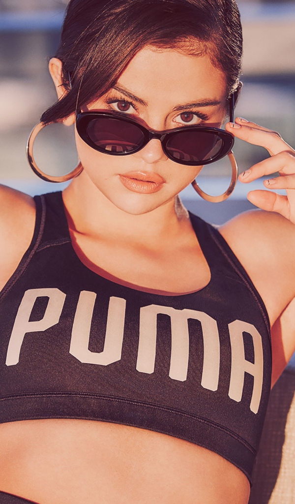 Горячая девушка певица,  актриса Селена Гомес в майке Puma