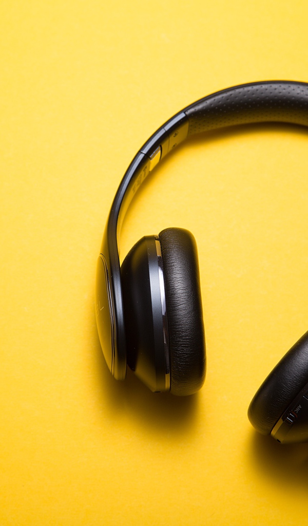 Большие черные наушники на желтом фоне