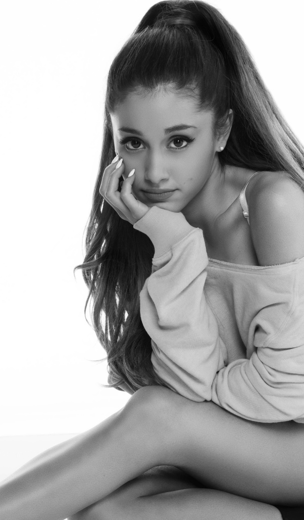 Певица Ариана Гранде  черно белое фото 