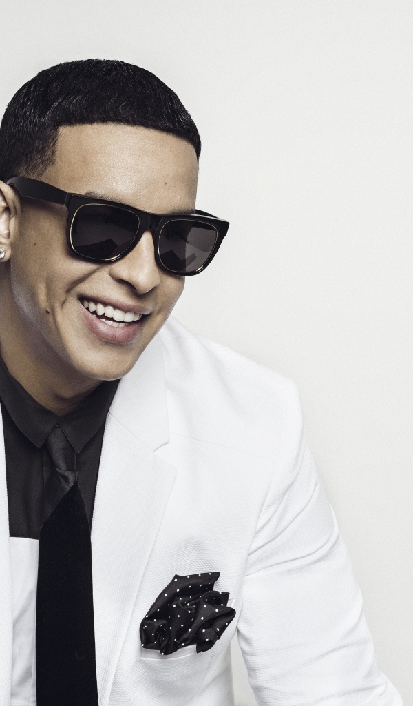 Стильный певец  Дэдди Янки в черных очках