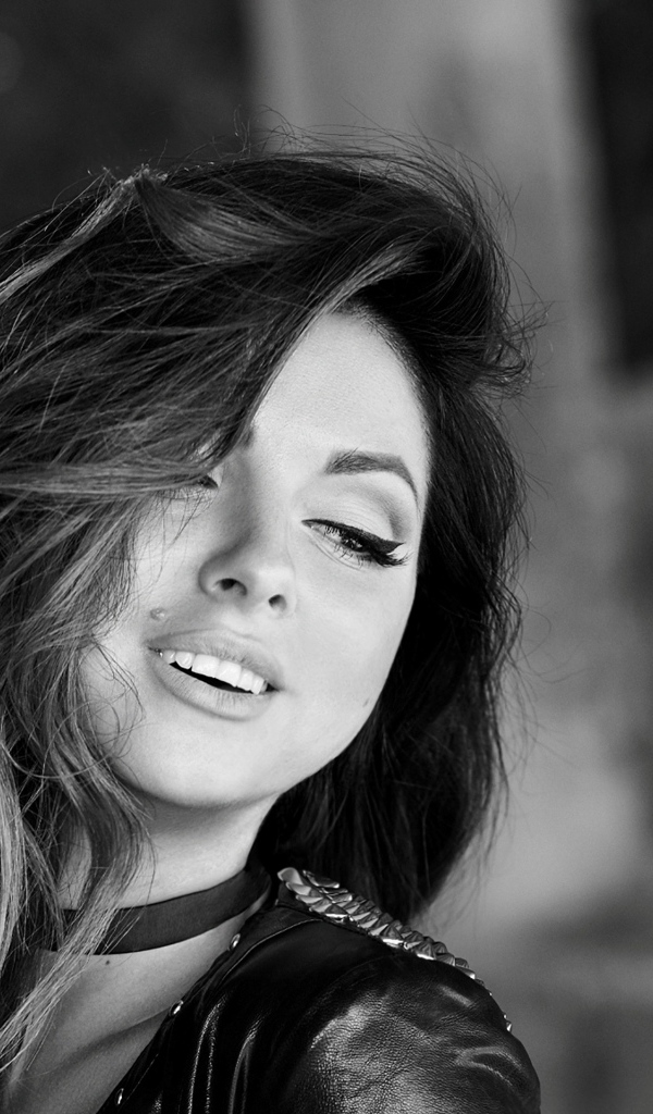 Молодая российская певица Нюша черное белое фото 