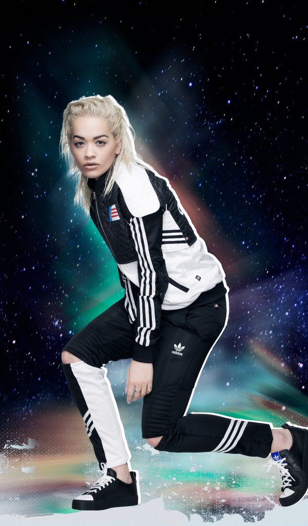 Молодая  блондинка певица Рита Ора в спортивном костюме