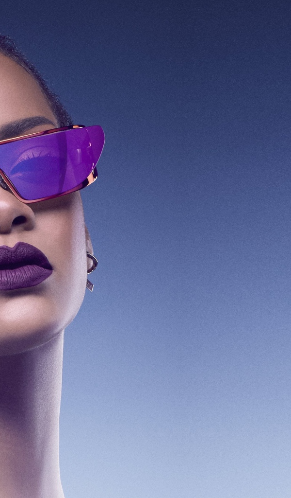 Молодая популярная певица Рианна в очках