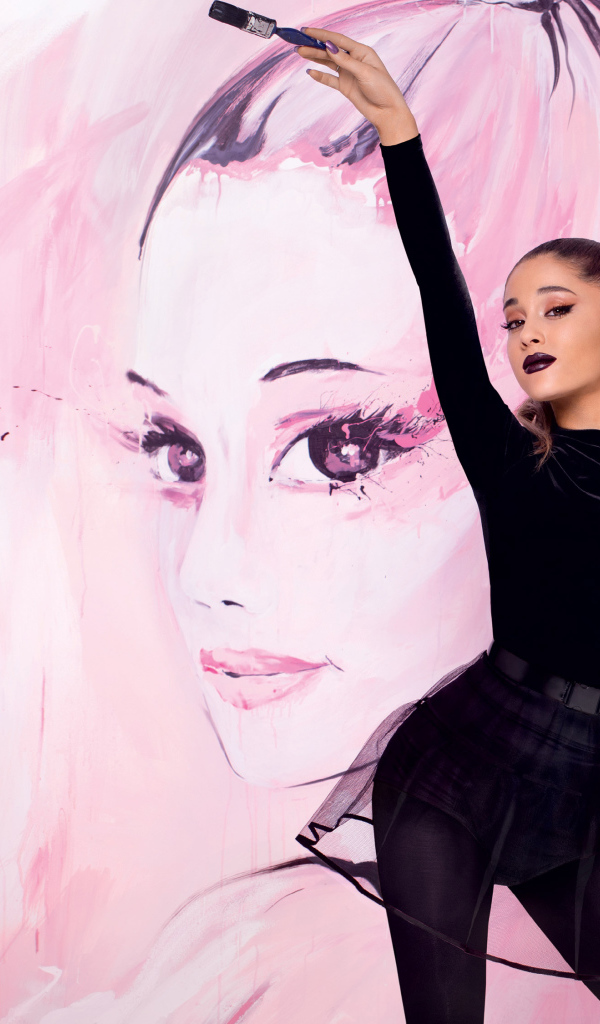 Молодая исполнительница Ариана Гранде в черном наряде