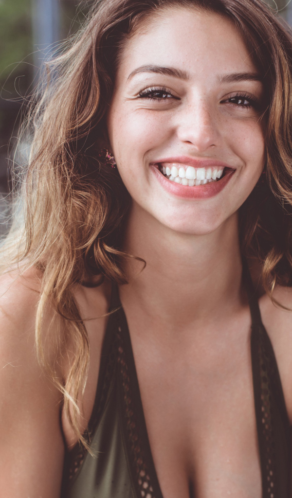 Молодая исполнительница Celine Farach с красивой улыбкой