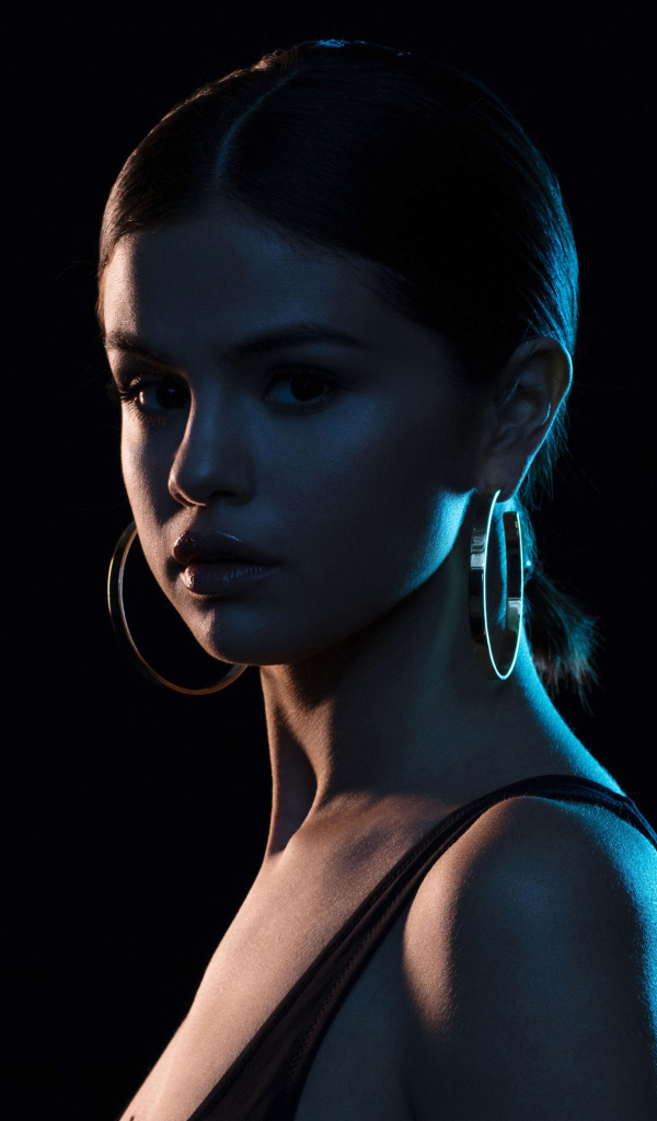 Молодая певица Селена Гомес фото на черном фоне