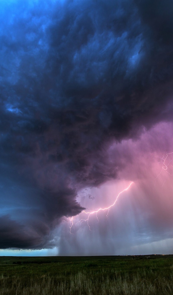 Красивое грозовое небо с молнией над полем