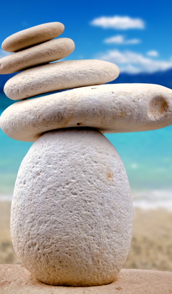 Балансирующие камни дзен на фоне океана