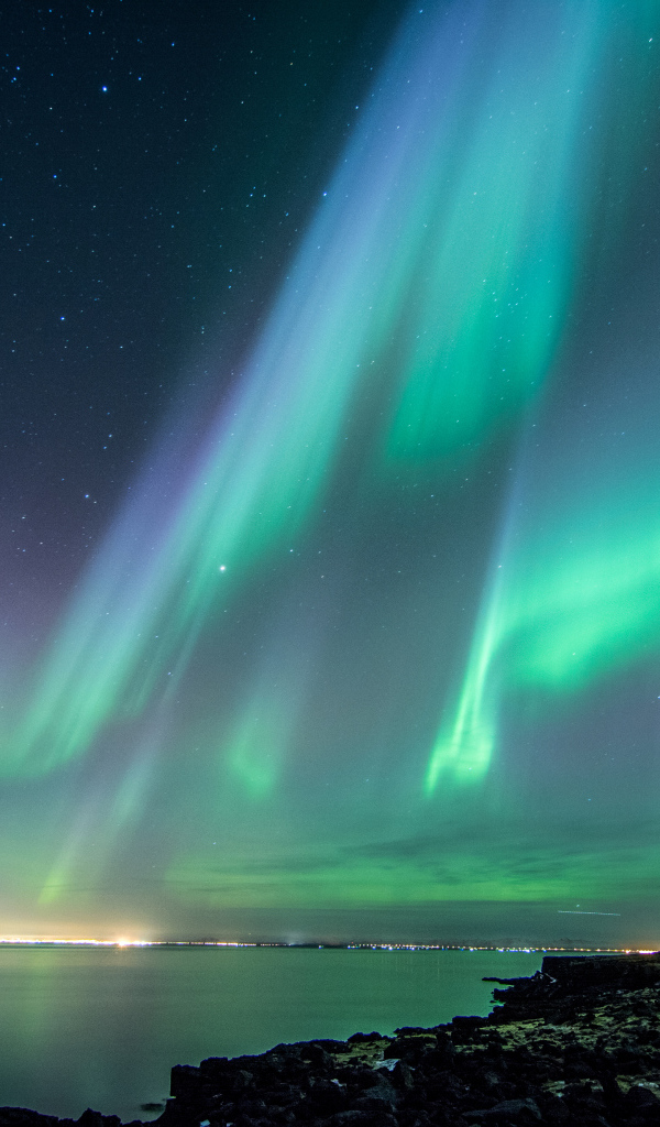 Красивое полярное сияние в ночном небе, Исландия