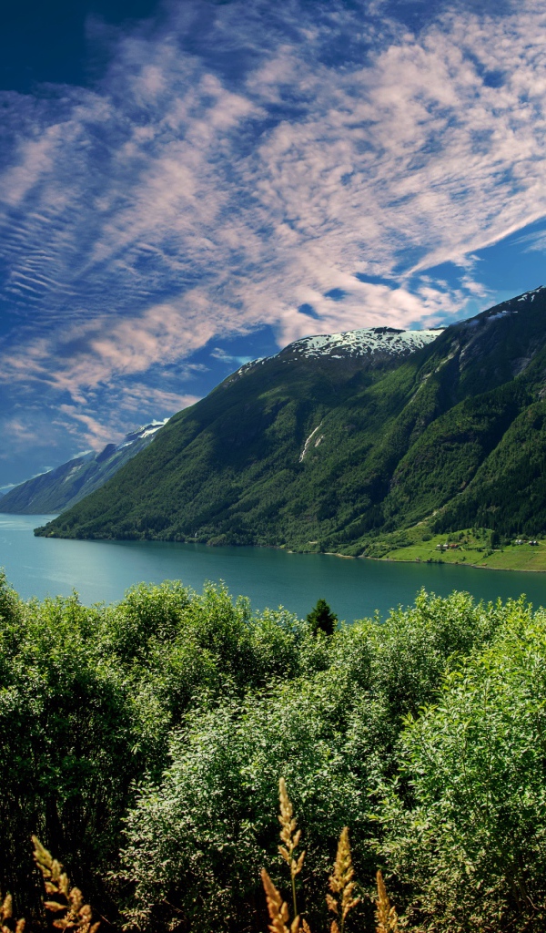 Красивый горный пейзаж под красивым небом