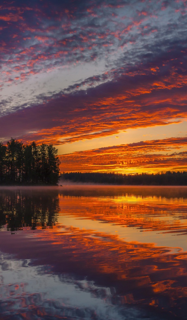 Красивое оранжевое небо на закате отражается в воде