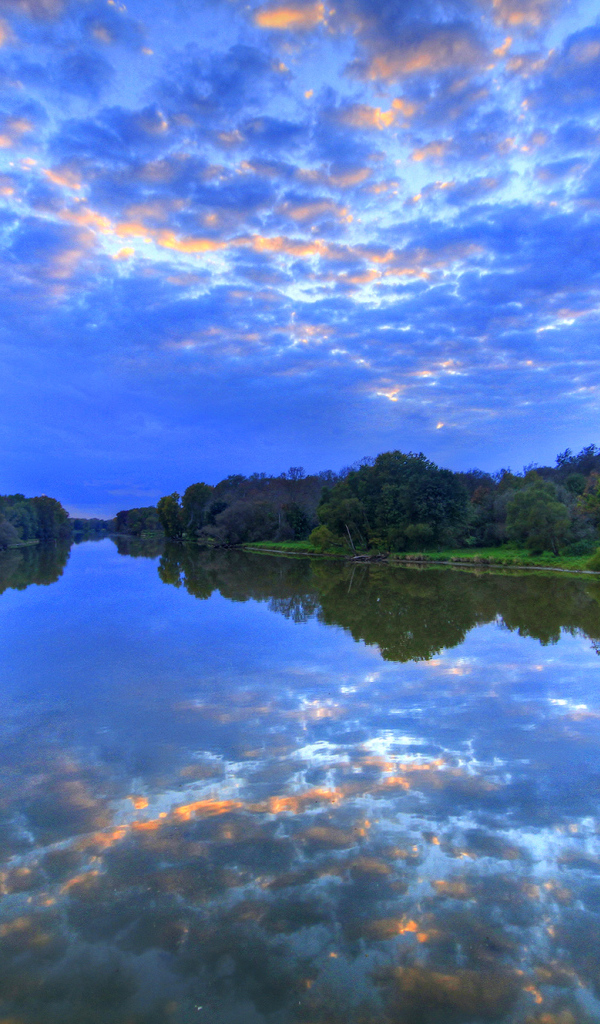Красивое необычное небо отражается в реке