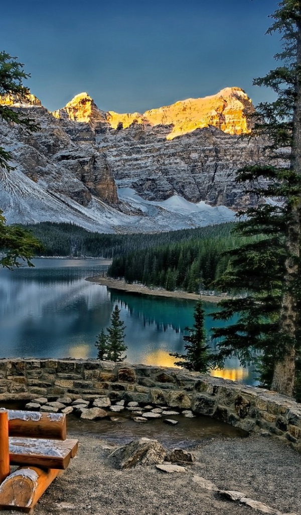 Скамья с видом на горы и озеро Морейн в Канаде