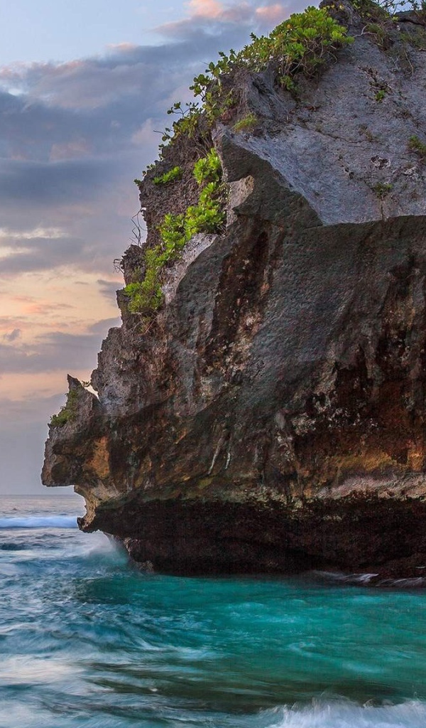 Большая скала на побережье океана 