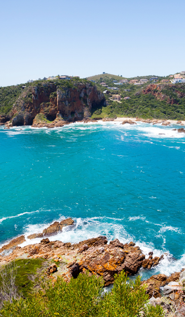 Голубая вода и каменные скалы в заливе на побережье Африки