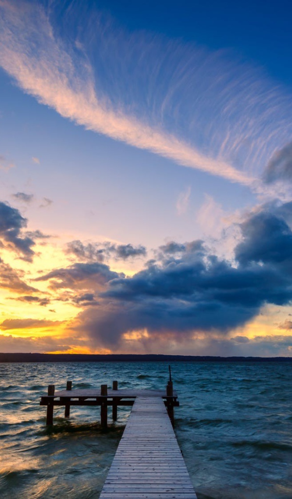 Мост в океане на закате солнца 