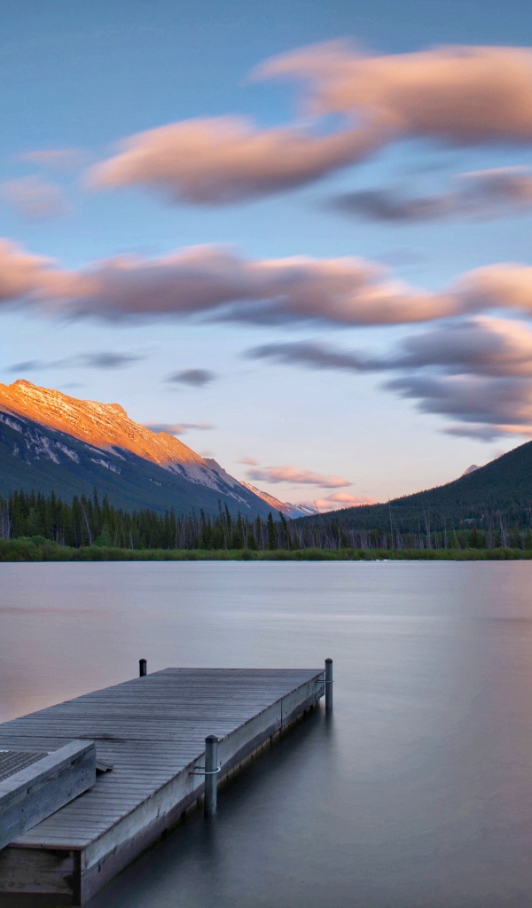 Мост на озере на фоне гор