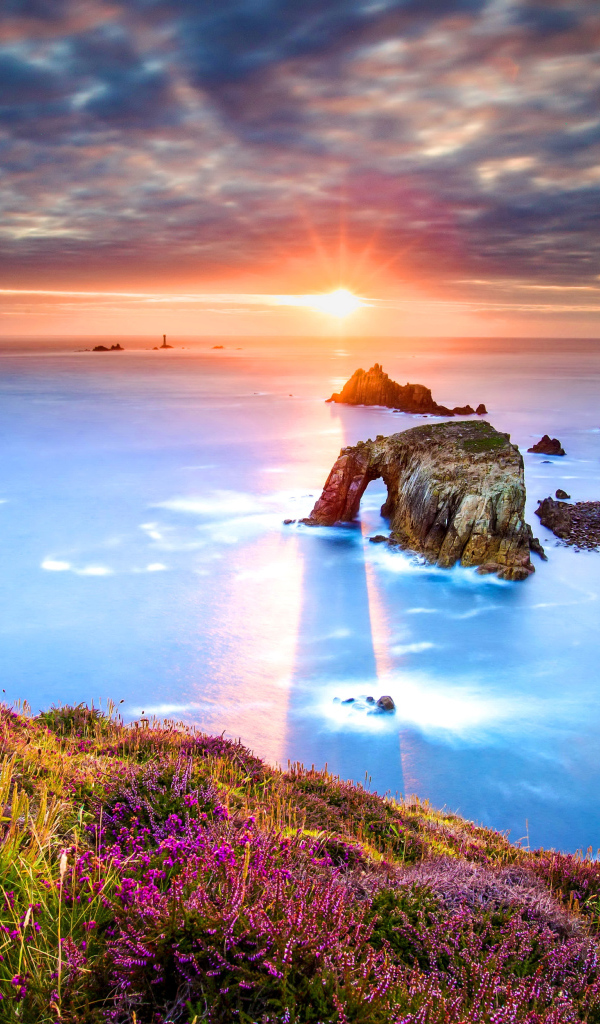 Яркий рассвет солнца над океаном 