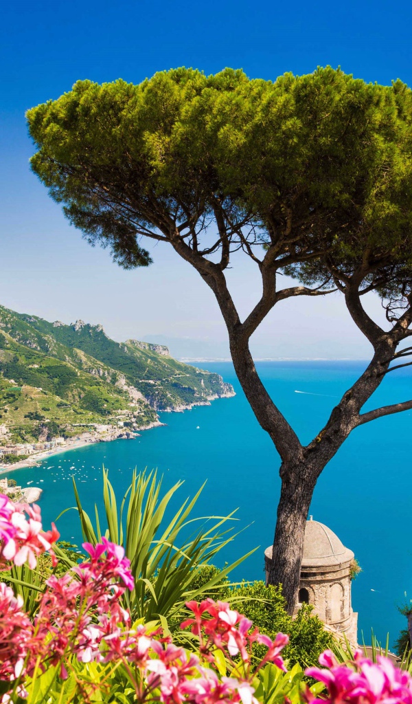 Береговая линия города Амальфи на фоне голубого океана, Италия