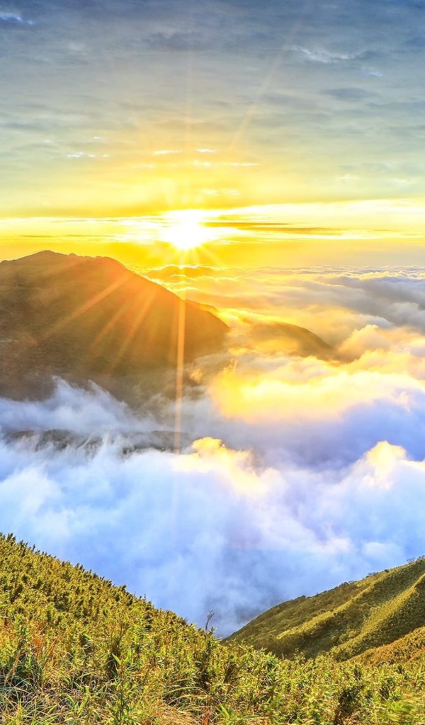 Рассвет солнца над белыми облаками 