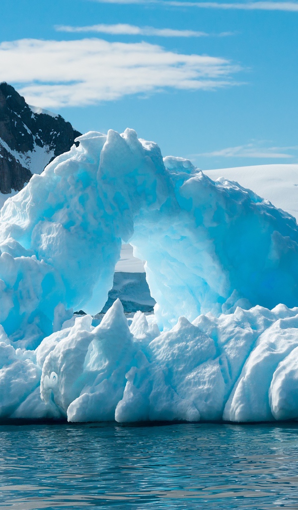 Большой голубой айсберг в Антарктиде