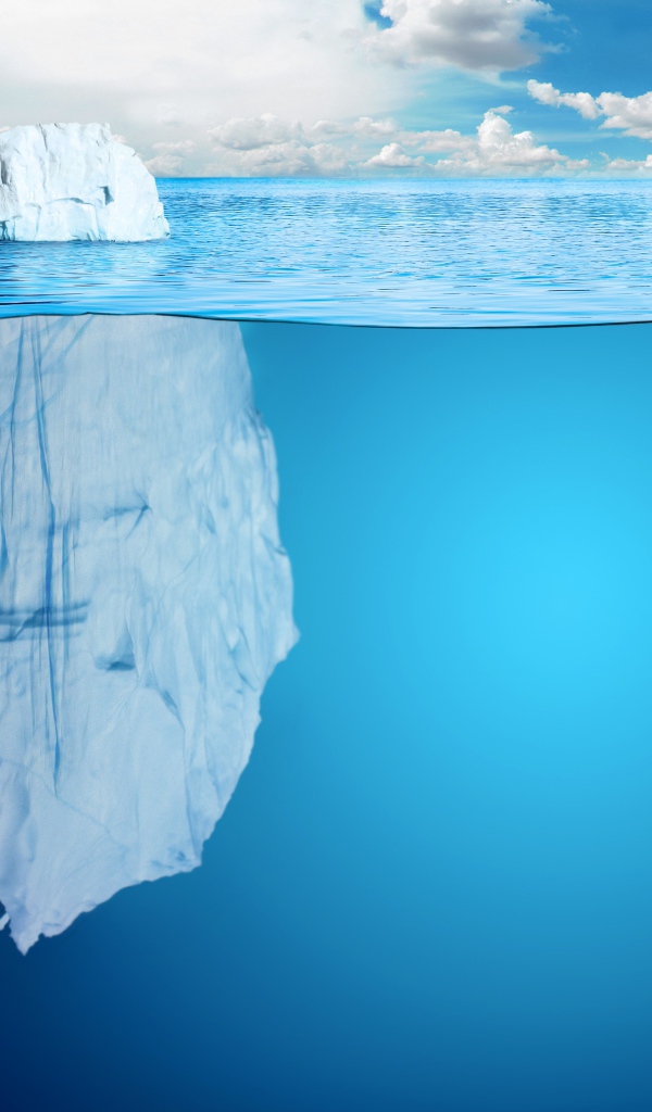 Большой белый ледник в воде океана