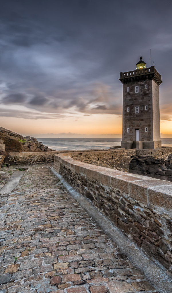 Маяк на берегу океана под красивым небом