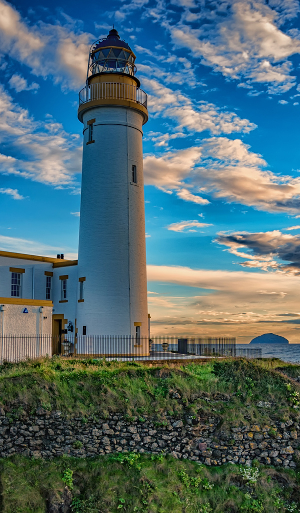 Маяк на побережье под красивым голубым небом