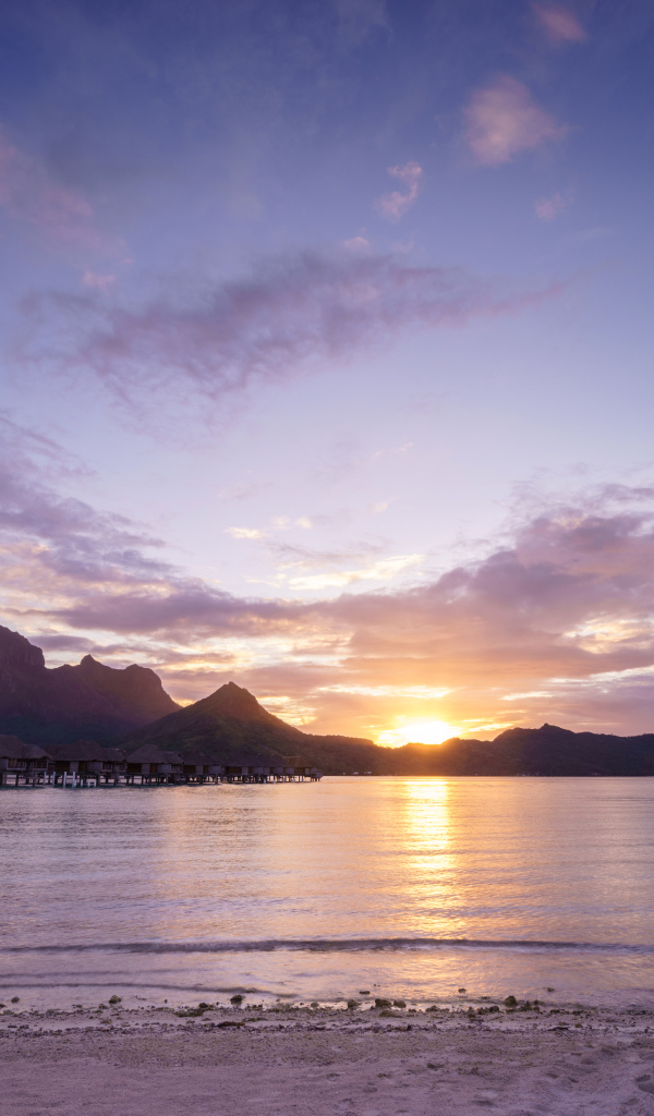 Сиреневый закат в небе над океаном, остров Бора-Бора.