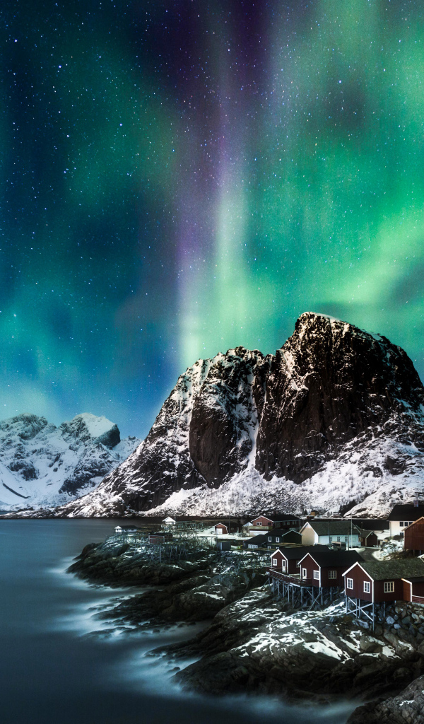Северное сияние над заснеженными горами, Лофотенские острова. Норвегия