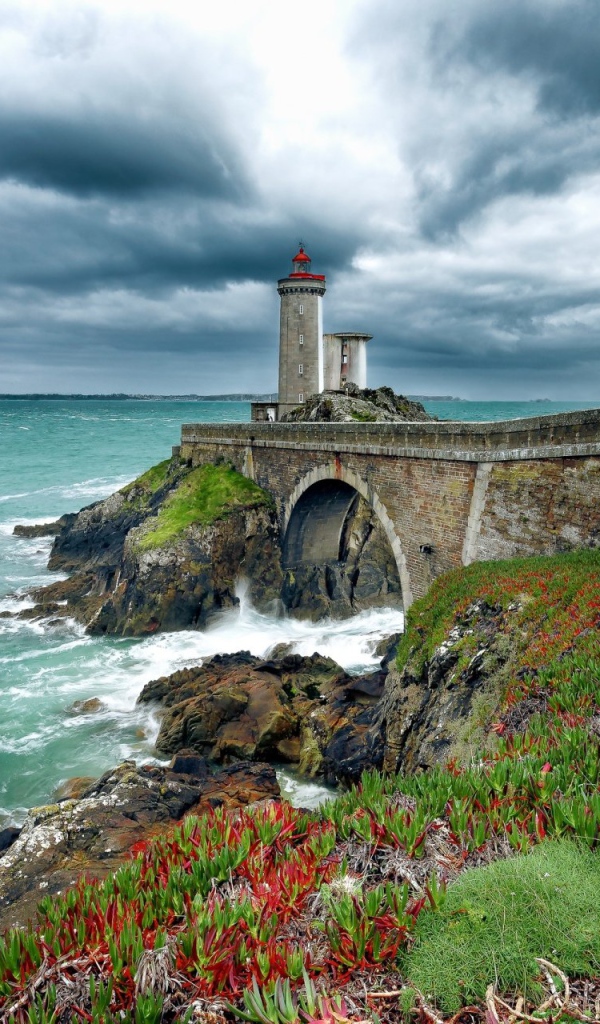 Старый маяк на берегу моря 