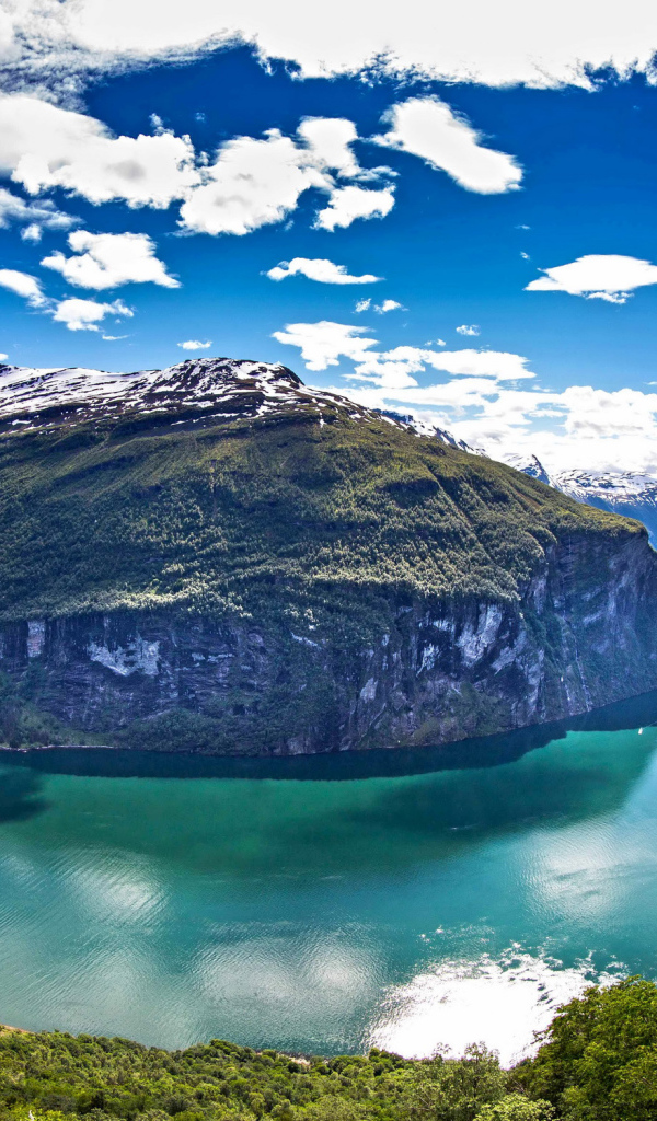 Живописный Гейрангер-фьорд под красивым голубым небом с белыми облаками, Норвегия