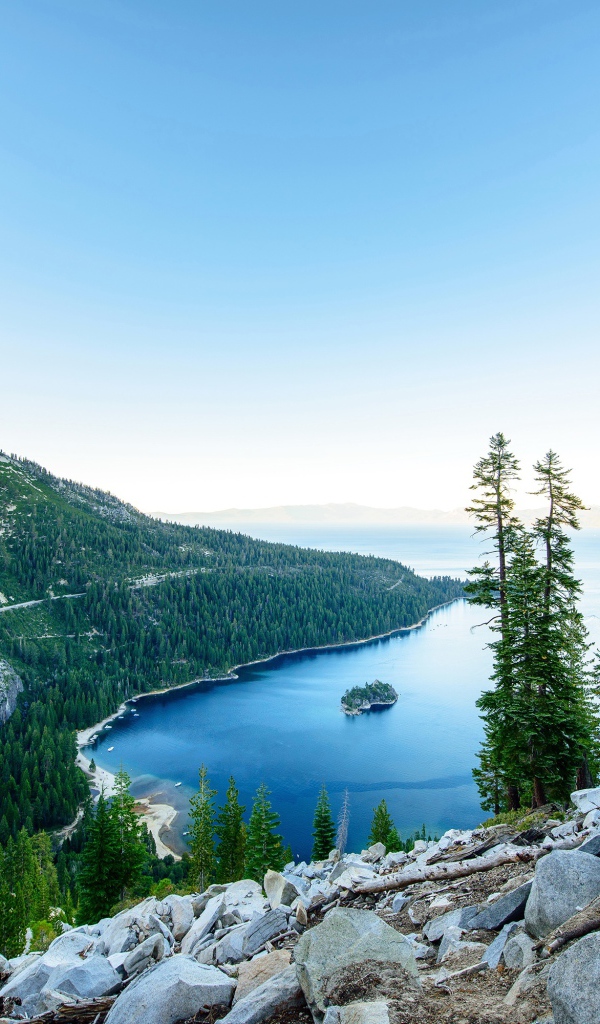 Живописная горная природа у голубого озера 