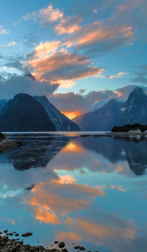 Живописный водный пейзаж  в Норвежском фьорде 