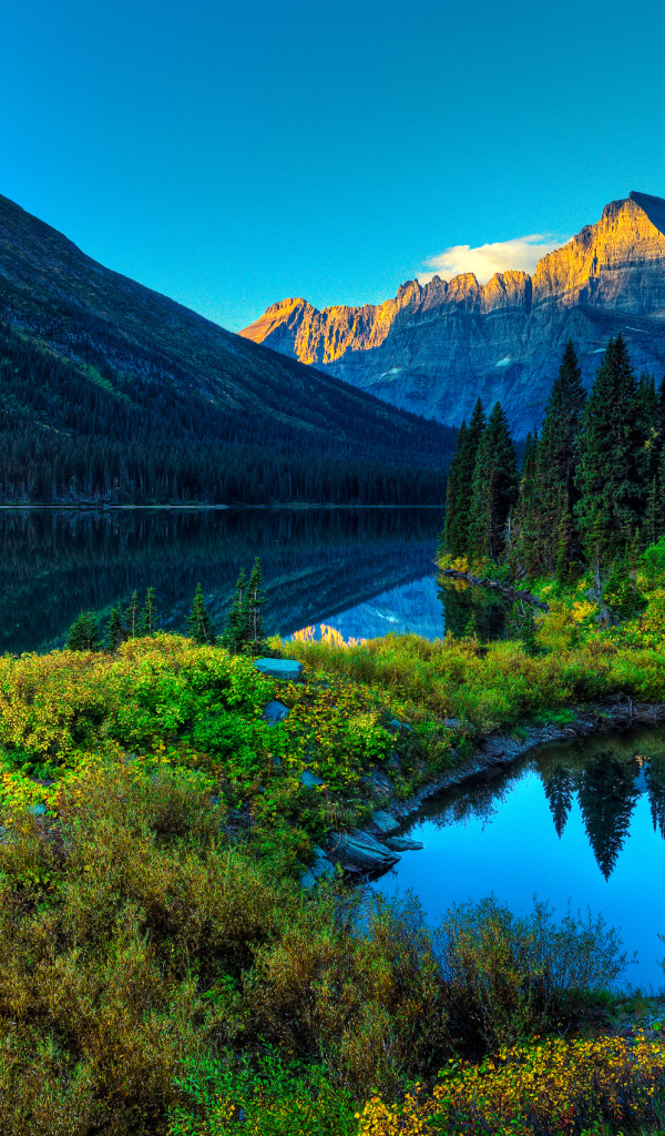 Чистое озеро у подножия гор 